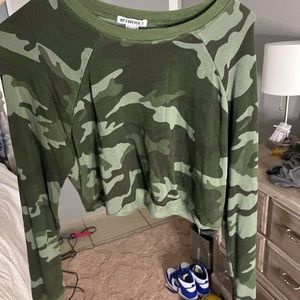 Forever 21 green camo cropped long sleeve super soft
